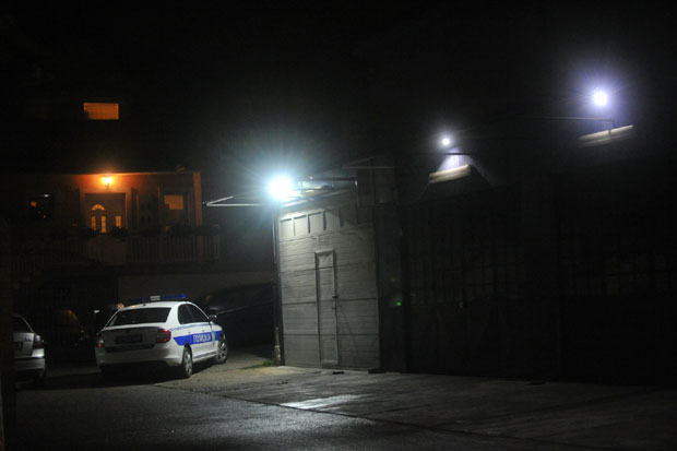 Неколико хитаца у ноге младићу (26) на Бањици: Са обилним крварењем превезен на реанимацију, полиција у потери за двојицом нападача! (ФОТО)